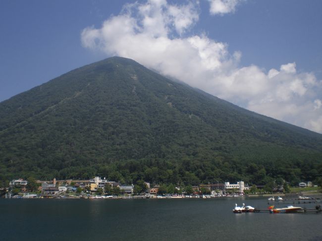 夏休み。<br />涼を求めて滝めぐり。<br /><br />晴れていても、午後2時過ぎからにわか雨。<br />それどころか、「雷」に「ひょう」まで降ってきたのです!<br /><br /><br />旅行記は2日間で見たところを、一日分のようにまとめました。<br />実は旅行をした2日間は、<br />14時になると雷雨&ひょうに見舞われたのです。<br />この「雷雨&ひょう」も、旅の思い出です。<br />山の天気ってすごい!突然天気が変わる!<br />こういうのを、実際に体験できた楽しい旅行でした♪<br /><br />