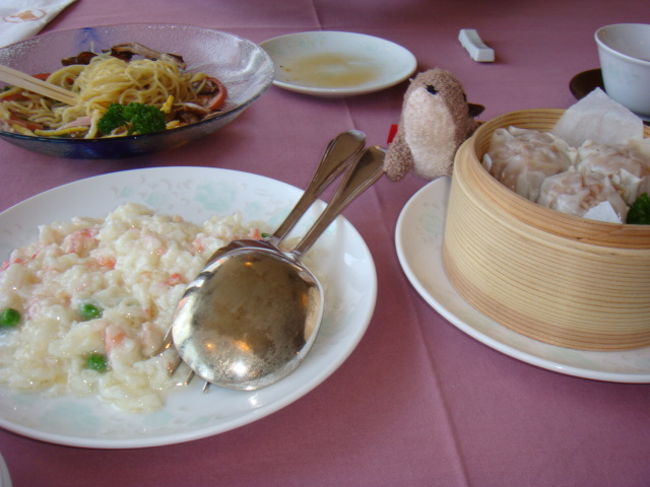よっちゃんちのワニじゃなくて、カワウソの「スミレ」です。<br />趣味は「爆食」<br /><br />温泉やお城は興味ないわ。食べるのみ。<br /><br />表紙の写真は、最終日に「いよてつ会館」の「北京」で「満歓食」っていう中華のオーダーバイキングをしたときよ！<br />￥１８００で思いっきり食べて満足したわ。