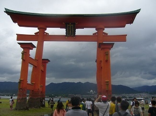 今年のお盆に、広島・岩国方面へ旅行に行ってきました。今度の旅行は、いつもと違って片道は夜行バスの利用です。<br /><br />行程は下記のようになりました。<br /><br />１日目<br />早朝６時：市内バスセンター到着　→　平和記念公園「原爆ドーム」　→　岩国錦帯橋周辺　→　宮島「厳島神社」　→　市内でお好み焼きの夕食　→　広島市民球場でドラゴンズ応援<br /><br />２日目<br />呉：大和ミュージアム・てつのくじら館　→　青春１８切符で８時間列車を乗り継いで帰宅<br /><br />