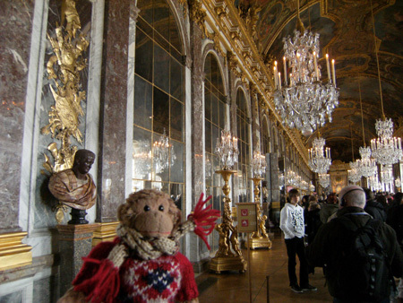 おさる1号と旦那さんのsggkと一緒に、フランス旅行。<br /><br />3日目は、憧れのヴェルサイユ宮殿を訪ねたよ。<br />行きの電車で隣り合わせた家族はイタリア人で、お母さんが可愛い二人の娘さんに一生懸命ガイドブックを読んであげていたのが素敵だったよ。<br /><br />お城の中、庭園や噴水、行ってみたかったグラン トリアノンにプチ トリアノン、アントワネットのお気に入りだったル アモー(村里)をゆっくり散策しすぎて、閉館時間を過ぎてしまい、帰りは駅まで大回りしなくてはならずヘトヘトに...。<br />くたびれたけど、充実の見応えでした。<br /><br />戻って来てからは、アート・オブ・ヌード・レヴュー<クレイジー ホース>にショーを観に行っちゃった!