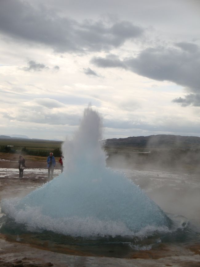 昔あるテレビ番組で見た間欠泉、地球の割れ目と呼ばれる「ギャオ」がある世界遺産シンクヴェトリル国立公園、世界最大級の露天風呂ブルーラグーンを見るためアイスランドへ。グリーンランド日帰りツアーがあったので、この機会にグリーンランドにも訪れる！<br /><br />☆旅程☆<br />1日目　関空発−ヘルシンキ−コペンハーゲン−レイキャビック<br />2日目　グリーンランド日帰りツアー<br />3日目　市内観光<br />4日目　ゴールデンサークル日帰りツアー<br />5日目　ブルーラグーン<br />6日目　レイキャビック−オスロ−ヘルシンキ−関空（翌日）<br /><br />☆航空会社☆<br />フィンランド航空、アイスランド航空<br /><br />☆宿泊先☆<br />1日目〜4日目：Hilton Nordica<br />5日目：Northern Light Inn<br /><br />☆手配☆<br />航空券：マップツアー<br />ホテル：個人（WEB）<br />ツアー：個人（WEB）グリーンランド→AIR ICELAND（http://www.airiceland.is/AirIceland/Actionpackeddaytours/KulusukDayTour/）、ゴールデンサークル→Reykjavik Excursions（http://www.re.is/golden-circle/）<br /><br />☆費用☆<br />航空券：約26万円<br />ホテル：約6万円<br />ツアー：約8万円<br />雑：約5万円<br />合計：45万円<br /><br />