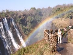 アフリカ南部の旅?ビクトリアの滝で虹のアーチをくぐる