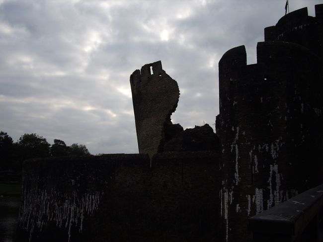 　13世紀後半に建てられた、ウェールズで最大、UKでウィンザーに次ぐ大きさの城です。要塞と呼ぶ方が似合ってます。<br />　水の張った大きなお堀に囲まれており、崩れた寂しいたたずまいを持ちながら、しっかり迫力もあります。<br />　石造りなので、崩れていても独特の雰囲気でいい感じです。でもやっぱり崩れていない方がいいのですが。誰か修復しませんかね。<br />　清教徒革命の頃に議会軍の攻撃により傾き、そのままの約20mの南東の塔が有名だそうです。