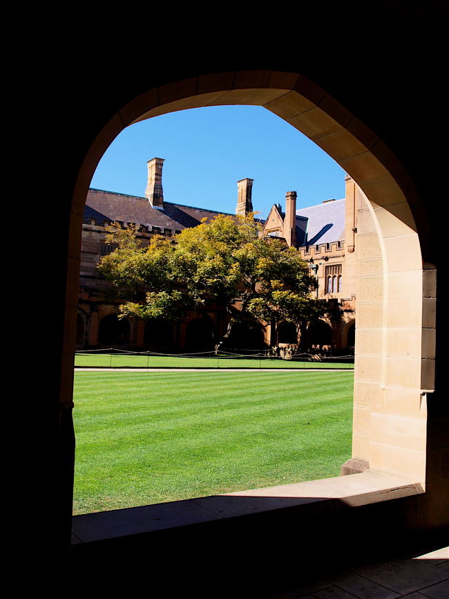 近所のシドニー大学に行ってきました。オーストラリアにしては古い大学の中をのぞいてきました。