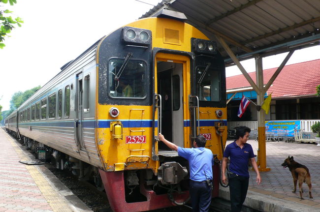 チェンマイ-バンコクの距離７００ｋｍ余り飛行機、バス、列車　どれにしようか？<br />BKK-CNXの時はバスを利用したので列車にした。タイの列車は遅れることで有名。やはり遅れた。それも半端じゃない５時間以上だ。その原因は電気系統が故障して煙が出た、一旦その場で泊まり次に駅までゆっくり走りなんとかPha Khanという駅に着いた。チェンマイを朝８時４５分出発して４時間１２時４５分、２時間後、機関車が近くの駅からやってきた。（クーラー無し）他の列車の都合などで度々途中の駅に１時間以上停車したりしてバンコク終着駅に着いたのは深夜の１時半、予定より５時間遅れた。バンコクいつもの宿までツゥクツゥクに乗り２０分１００バーツ、ホテルに着いたのは２時ごろ、3時間宿泊、朝５時に起床、国際空港までタクシー４０分220バーツ＋通行料65バーツ＝285ﾊﾞｰﾂ。慌しく手続き済ませ、バンコク-台北-福岡の中華航空搭乗・・ＪＡＰＡＮへ。