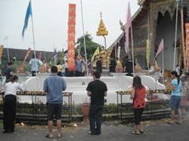 2007年4月、タイに行きました。<br />目的はソンクラーン。<br />仏教の水掛祭り。<br />大規模なのはチェンマイのソンクラーン。<br />だから行ってきました!!<br />ついでに色々見て来た。