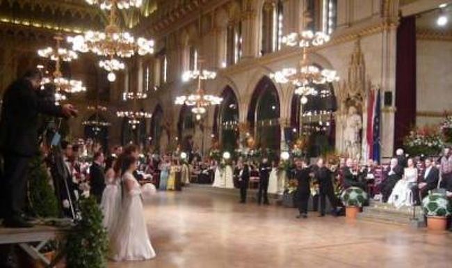 ２００８年１月１８日にウィーンの市庁舎で行われた花の舞踏会にデビュタントで参加した時のウィーン・オンリーの８日間です。<br /><br />舞踏会の手配はクローネマキコさんにお願いしました。<br />http://www.kleine-krone.com/<br />以前、オペラ座の舞踏会に参加させて頂いた時にもお世話になっております☆