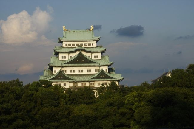 一番暑い名古屋に行き名古屋城見物と<br />西浦温泉につかりに行きました。