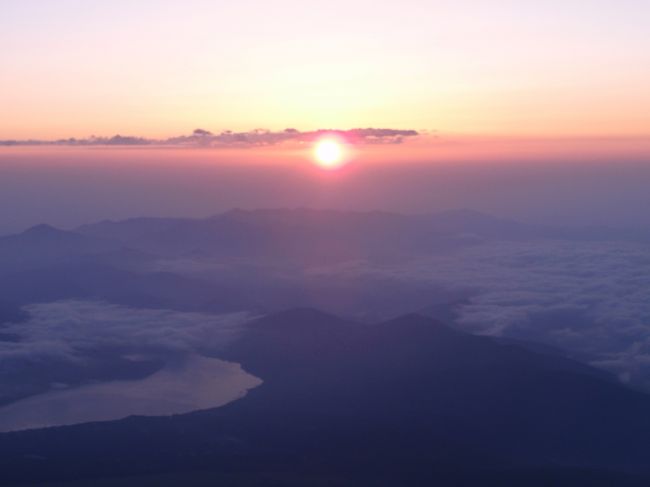 人生2回目の富士山登山してきました！<br />1回目は人に言われて連れて行ってもらったのですが、今回は自分の意思で富士山のご来光が見たいという思いで行きました。それまでは快晴が続いていたのに、行く前の週末から雲行きが怪しくなってきて、少し天候が心配でした。。。が、運がよく、1日目は山小屋についてから10分後くらいに大雨になりましたが、自分はぬれずに済み、翌日は晴天に恵まれ、念願のご来光が見えました！<br />私のプランは少しゆるめで、1日目に須走口コースから8.5合目までのぼり、「ご来光館」で1泊、翌朝、山小屋でご来光を臨み、それから頂上を目指しました。帰りの砂払が1番、足にきたみたいでした…4日後も筋肉中です(^^;