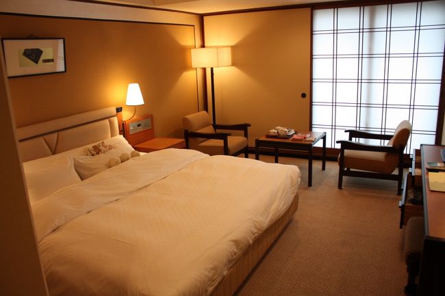 京都小旅行４回目のホテルは、リーガロイヤルにしました。<br /><br />駅から近いというのと、ある程度の部屋の広さがあるのが魅力です。<br /><br />チェックインの際に、お部屋のアップグレードが可能だとのことで、２つ返事でお願いしました。追加料金は５５００円です。<br /><br />当初のプラン<br />スタンダードダブル（２２?）１５０００円（２７０００円）<br />　　　　　　　　　↓<br />スイートダブル（５３?）２０５００円（６３５２５円）<br /><br />カッコ内は通常料金です。<br /><br />当日のアップグレードは、やっぱりお得感があります。通常宿泊料の３分の１以下の値段で宿泊できました。<br />