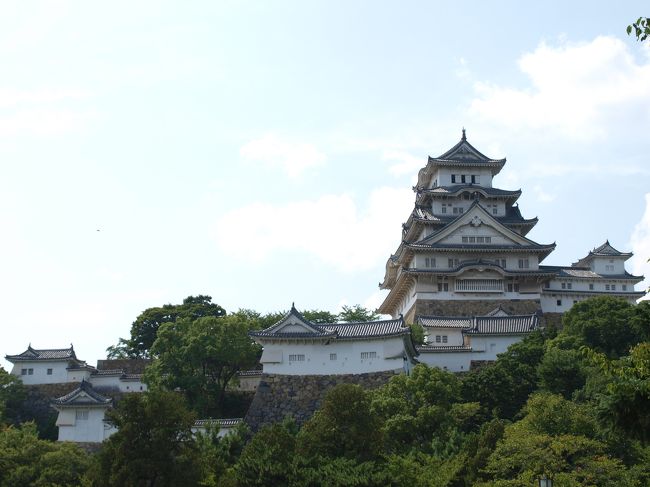 夏休みがとれたので、４泊５日の関西旅行へ行って来ました。<br />奈良、大阪、京都、姫路、滋賀という旅程です。<br />京都市内のホテルに連泊し、京都以外の関西の町を久しく旅行していなかったので、今回は京都を拠点に関西各地へ足を延ばしました。<br /><br />四日目、朝早くから姫路城を訪れ、午前中いっぱい城内を散策し、昼食後は、隣にある好古園へ向かいました。<br />さらに、色々な角度から姫路城を見たかったので、城の周りを一周してみました。