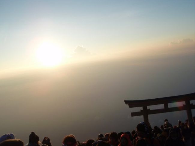 人生初、日本一の山富士山に挑戦☆<br />満点の星空、雲の隙間からのぞく御来光、くたくたになってやっとたどり着いた山頂での空気・・・圧巻でした。