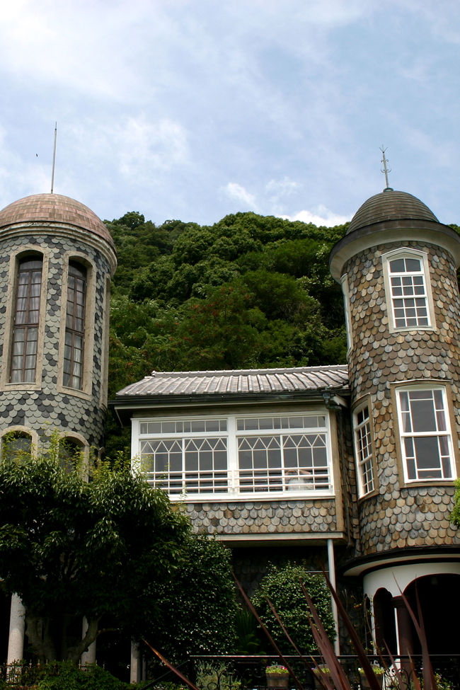 10年ほど前にサクサクっと見学したきり、きちんと見たことがない神戸異人館。<br />近くにこんなに素晴らしい建築物&美術品があるのに<br />しっかり見ておかないと勿体無いっ!と思ったときから早1年。<br />そろそろ行かないと〜〜〜〜!!<br />ゆっくり見て回るので1泊2日で行きたいなとホテル選び。<br />神戸のホテルは結構行っていて、まだ行ってないのがメリケンパークオリエンタル。<br />今度こそこちらにお世話になろうかと思った矢先、ポートピアホテルのオーバルフロアはなかなかいいとの話を聞き、<br />以前は普通のフロアしか泊まってないので<br />どんな雰囲気なのかなぁとオーバルフロアに宿泊してきました。<br />・・・で、今回も念願のメリケンパークオリエンタルには泊まれず・・・<br />また、神戸に何らかの理由をつけてお泊りに出かけないと!<br /><br />続いて、神戸異人館めぐりの第2弾。<br />本家オランダ館とうろこの家、山手八番館のご紹介♪<br /><br />神戸異人館 http://www.ijinkan.net/<br /><br />
