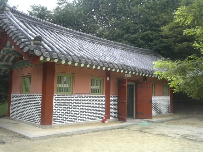 駅から公園の中を通って歩いていくとすぐにに到着です。<br /><br />まだ、9時と言うことで、入れません。<br /><br />公園を散歩しながら待ちましたが、係りの方が<br /><br />早めに入れてくれました。<br />　<br />Jongmyo is the royal ancestral shrine of the Joseon dynasty(1392-1910)<br />where the sprit tablets of its kings and queens are enshrined and memorial <br />rites are observed in respect of time-old confucian tradition.<br /><br />宗廟は儒学を統治思想として建国した朝鮮王朝が<br /><br />歴代国王とその王妃の位牌を祭り、<br /><br />祭事を行った所です。<br /><br />19の部屋が横に並んだ長い建物があり、<br /><br />そこに19の王様と王妃様の位牌が祭られています。<br /><br />いかにも手の込んだ建物に、朝鮮独特の色合いの欄干が付いています。<br /><br />建物の前には、広い広場があり、ここで祭事が繰り広げられたことが<br /><br />容易に想像できます。<br /><br />その時代の王朝の力の大きさが感じられます。<br /><br />一つ一つ丁寧に見て回りました。<br /><br /><br /><br />すぐ隣、橋を渡ると、昌慶宮があります。<br /><br />すぐの売店で絵葉書を買いました。<br /><br />ここはの隣に生活の場として建てられたということもあり、<br /><br />宗廟に比べこじんまりしています。<br /><br />写真は沢山撮ったのですが、人物がどっかりと真ん中に<br /><br />入っているものばかり（ーー；）<br /><br />アップできないのが残念！<br /><br /><br />ガードマンがいました。職務中でしょうけど、<br /><br />どっかりと腰を下ろし、ずーと休んでいます。<br /><br />時々トランシーバーで話しています。<br /><br />ちょっと話してみました。<br /><br />チャングムの撮影が行われたもう一つの世界遺産昌徳宮が<br /><br />近くにありますので、行けたら行きたいなあと思っていましたので、<br /><br />行き方を聞いてみました。<br /><br />まず、正門まで戻って、ここから出るのに30分。<br /><br />正門から歩いて昌徳宮まで30分。<br /><br />中を見て急いで最低１〜２時間。<br /><br />戻って30分。<br /><br />ロスタイムも考えて最低4時間。<br /><br />この2つの宮殿に時間を費やしてしまったので今回は無理です。<br /><br />パスすることにしました。<br /><br />この後昼食を取り、明洞に買い物に行く予定です。