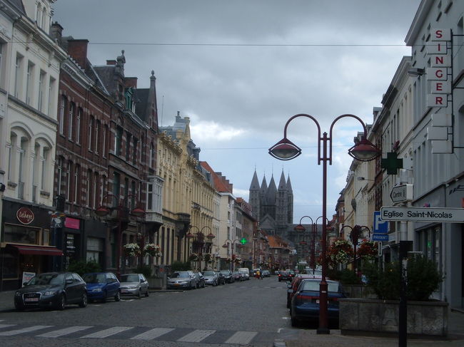 Tournai（仏）、Doornik（蘭）<br />フランスにも近いエノー州にあり、フランス語圏<br /><br />ブリュッセルから、ＩＣで１時間。<br />１時間に１本しかないので、帰りの時間を確認して、２時間ほどの短い滞在でした。<br />古都と呼ばれるだけあり、落ち着いた印象を持つ街。<br />世界遺産のノートルダム寺院は、５つの塔を持つ建物の特徴から、駅からの道のりを歩いていると、すぐにわかる。<br /><br />☆Cathedrale Nortre-Dame ノートルダム寺院<br />世界遺産。<br />現在は修復工事中の箇所が半分以上。<br />建物の外もですが、内部も修復工事がされていて、見所は少なめ。<br />古い時代の建物の地下など、遺跡を見るような状態。<br />でも、ルーベンスの祭壇画の案内など、スタッフの方が優しいのが印象的。<br /><br />☆Beffroi　鐘楼<br />世界遺産の鐘楼群のひとつ。ベルギーで最古の鐘楼でもある。<br />