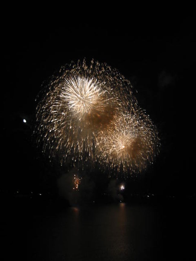 夏休みには、10分位花火があがる片山津温泉。<br />8月21日の湯の祭り期間中には、いつもの花火より規模も大きな北国新聞花火大会が開催されます。<br /><br />柴山潟にあがる花火を、自分の空間でのんびり鑑賞するため、片山津温泉の佳水郷にやってきました。<br />ゆったりしたバルコニーで、花火の音を聞きながら見る花火は最高です。<br />