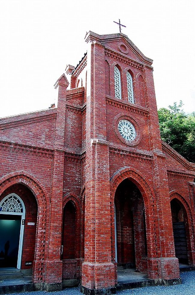 長崎県の五島列島の福江島に行って来ました。<br /><br />五島は「祈りの島」と呼ばれる程、教会の多い島々。<br />2007年1月に、20の長崎県の教会群とキリスト教関連遺産が世界文化遺産の暫定リストに登録されましたが、福江島にもその内の1つ（堂崎教会）があります。<br />暫定リストに載っていない数々の教会も、今も現役で信仰の場所となっていて、心にじんわり何かが沁みわたってくるような、特別な場所でした。<br />かつて禁教令があった時代には、激しい弾圧と迫害があり、それを耐えて信仰を守り続けた五島のキリスト教徒達。<br />その辛い歴史を経てきた信仰の息づく五島は、静かで、神聖な島。<br /><br />2泊3日の旅行でしたが、それほど大きくない福江島は見所がたくさんあり、時間が足りないくらいでした。<br /><br />1日目：堂崎教会、五島城跡（心字が池）、五島観光資料館<br />2日目：水ノ浦教会、楠原教会、柏崎（遣唐使、空海の碑）、遣唐使ふるさと館