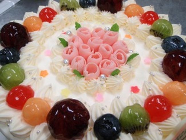 <br />先日は、娘の誕生日でした。<br /><br />８月の忙しい時期なので、盛大にお誕生日会という <br />わけにはいきませんが、誕生日ケーキは用意しまし <br />た。<br /><br />このケーキは、地元のケーキとクッキーのお店「ポ <br />ムシェール」さんのものです。<br /><br />沢渡温泉へ車で向かう途中にある、りんごの直売店 <br />が並ぶほぼ中央。<br /><br />黄色の小さなお店です。<br /><br />見てお分かりいただけると思いますが、すばらしい <br />出来栄えです。<br /><br />フルーツはすべてフレッシュフルーツです。<br /><br />巨峰は皮と種を取り除いてあり、旬のブルーベリー <br />も大粒。<br /><br />スポンジは３段に重ねられていて、中に挟んだフ <br />ルーツも甘くて柔らかい赤肉のフレッシュメロン。<br /><br />スポンジの焼き具合、バニラの香りの漂う生クリー <br />ム、チョコで作ったバラの飾り、どれをとっても非 <br />の打ち所が無いたいへん美味しいケーキでした。<br /><br />繊細な作りは、職人技を思わせます。<br /><br />作っているのは女性の方でお客さんと応対もされて <br />います。<br /><br />この方なんですが、天はニ物を与えずというか、あ <br />まり愛想の良い方ではないんです。<br /><br />全然そっけないというのではなく、こちらの意向を <br />きちんと聞いてくれるのですが、セールストークを <br />繰り広げるタイプではないみたいです。<br /><br />最初はちょっと戸惑ってしまいました。<br /><br />一応客商売ですし・・<br /><br />しかし、余分なプロモーションはいらない！、「味 <br />はケーキに聞いてくれ」<br /><br />そういうスタンス、まさに職人気質なのだと分かり <br />ました。<br /><br />旅行のお土産に、職人のケーキを買ってみてはいか <br />がですか？<br /><br />御予約いただいたお客様なら事前に言っていただけ <br />れば、当日の御用意もできますよ。<br /><br />*~*~*~*~*~*~*~*~*~*~*~*~*~*~*~*~*~*~*~*~*~*~*~*~*~*~*~<br />  <br />群馬の温泉　沢渡温泉　宮田屋旅館<br /><br />http://www3.wind.ne.jp/hokota2/<br /><br /><br />TEL 0279-66-2231<br /><br />群馬県吾妻郡中之条町上沢渡２１６３−３<br /><br />*~*~*~*~*~*~*~*~*~*~*~*~*~*~*~*~*~*~*~*~*~*~*~*~*~*~*~