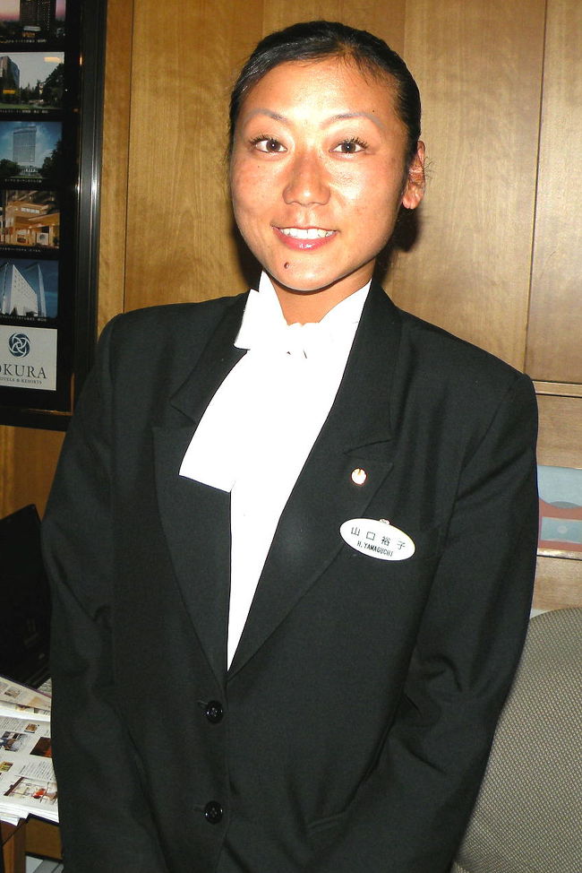 彼女は最近オークラ神戸に来た山口さんですが、ここのホテルのコンシェルジュに要求されるレベルはかなり高いものですが、これは勿論、各フロントの関連スタッフとのチームワークがしっかりとできているので 常に心のポケット1つ分のゆとりを持って行動しています。ここがオークラ神戸の高質感なのだと私は何時でも思っています。このホテルで困った事があれば遠慮無く相談されてみてください。日本中のホテルでコンシェルジュが増えてきましたが、本当の意味でのその仕事が出来ている方は、多分全体の5%以下だと思います。ここのオークラ神戸のスタッフはその中でもかなり良いレベルを保っています。この仕事は如何にお客さんの行動や言動や表情から問題を見つけだして、解決出来る事が大切です。<br />私が知っているアメリカのホテルの優秀な人達は、大変な用事を いとも簡単にこなしているように見せます。これが本来のプロなのでしょう。ホテルのコンシェルジュは全てにおいて看板です。<br />