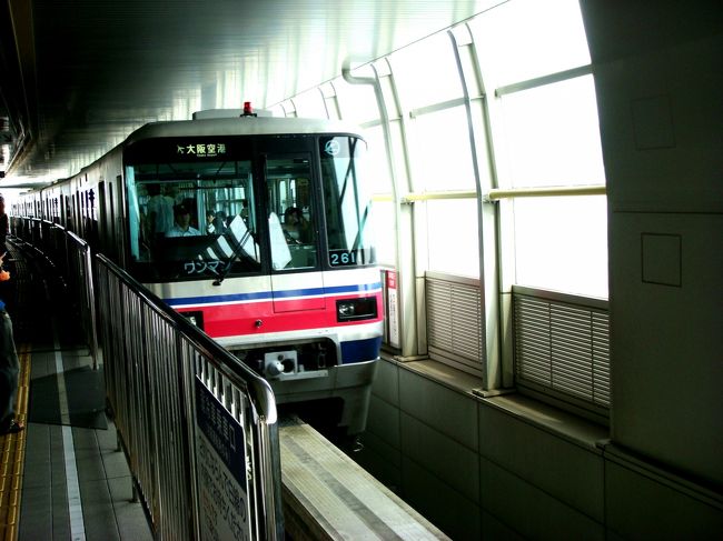 通常は三ノ宮から空港バスで伊丹空港へ向かうのが、乗り換え無しで楽なのですが、この日は夏休みシーズンで混雑していたので急遽阪急電車で三宮から十三経由蛍池で乗り換えてこのモノレールで一駅で伊丹空港です。時間的にはバスと殆ど同じですが、バスの座席は基本的に狭いので混雑している時は、電車の方が時間がしっかりと読めますし、結果的には楽に感じます。