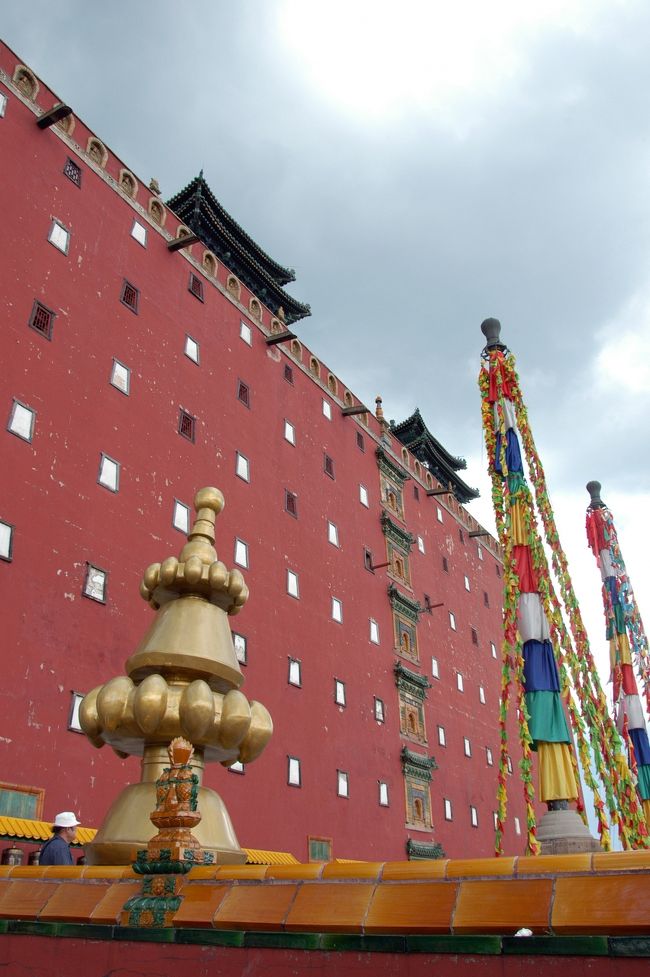 ７月１７日昼。<br />承徳市内観光の第２弾は、外八廟の一番の見物である普陀宗乘之廟です。<br />昔、当時の皇帝は多民族との共存を望んでおり、彼らを尊重するために、<br />その部族の宗教に応じた寺廟を提供して親交を深めていました。<br /><br />藏族（チベット）との交流が盛んだったため、多くの様式がチベット式に<br />なっているようですね。<br /><br />では、北京から北東２５０ｋｍの所にある東北のポダラ宮をご覧下さい。<br /><br />この章２部構成の予定。