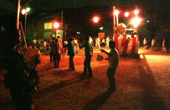 かつて豊島の盆踊りは家浦岡・家浦浜・硯・唐櫃岡・唐櫃浜・甲生の六地区でそれぞれやっぢょったけど、過疎でできんくなる地区もあり「豊島夏祭り」として一緒にやるとこもあったけど、３年前から甲生が、今年は唐櫃岡で盆踊りが復活したんでがんす。ほいで８月１４日には甲生・唐櫃岡・唐櫃浜の三箇所で同時に盆踊りがあったんでがんす。