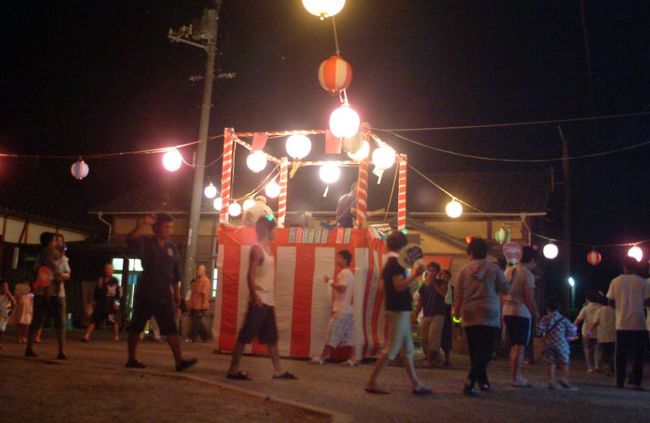 唐櫃のお盆は他の地区では人が減って盆踊りを続けられんくなっても浜の青年団のワカイシたちがきっちり伝統を守って毎年8月14・15日の夜に櫓を建てて太鼓を鳴らして音頭を唄うて続けて来たんでがんす。<br />豊島で一番元気な盆踊りの千秋楽に今年も行って来たんでがんす。