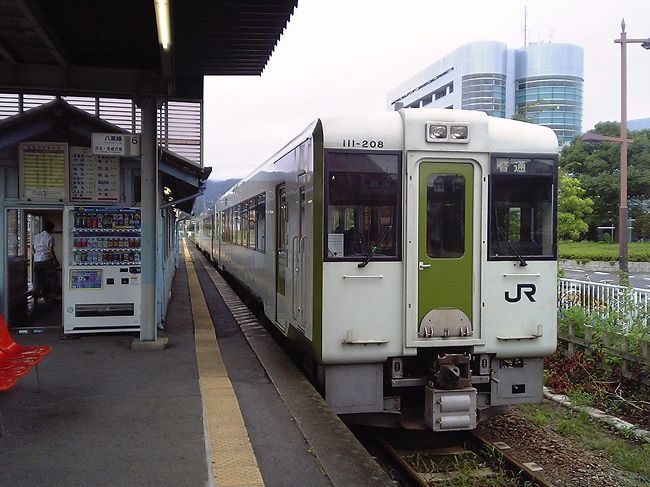 余った青春18きっぷの消化旅行。<br />憧れのローカル線として名高い(??)只見線の日帰り旅行が可能、と知り、早速時刻表を繰ってみると…<br />小出→会津若松方向のみ、日帰りが可能なことが判明!!<br />(※スキーシーズンの週末は逆回りも可能な場合あり)<br />しかも始発で出れば、八高線非電化区間と上越線途中下車のオマケ付き。<br />消化旅行ながら、18きっぷを目一杯活用することとなった。<br /><br />今回の旅程<br />【その１】新秋津4:49→4:57西国分寺5:10→5:16立川5:18→5:29拝島5:45→6:10高麗川6:25→7:57高崎<br />【その２】高崎8:23→9:27水上9:50→10:26越後湯沢10:39→10:55六日町11:42→12:01小出<br />【その３】小出13:17→<br />【その４】→17:18会津若松18:03→19:18郡山19:40→20:42黒磯20:50→21:40宇都宮21:47→23:19浦和23:25→23:28南浦和23:37→23:57新秋津