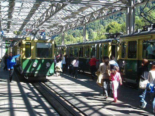 下からユングフラウヨッホまでは始めWengernalpbahn（ヴェンゲルン・アルプ・バーン）に乗ってクライネ・シャイデックまでいく。そしてユングフラウヨッホ鉄道に乗り換えて上まで！<br /><br />この鉄道、1編成でツアー客用と一般用と前後で分かれているんだけど（繁忙期は独立してる）、絶対、絶対ツアー客用車両がお勧め！<br />これだけの為にツアー参加しても損は無い！<br /><br /><br />その理由とは！？