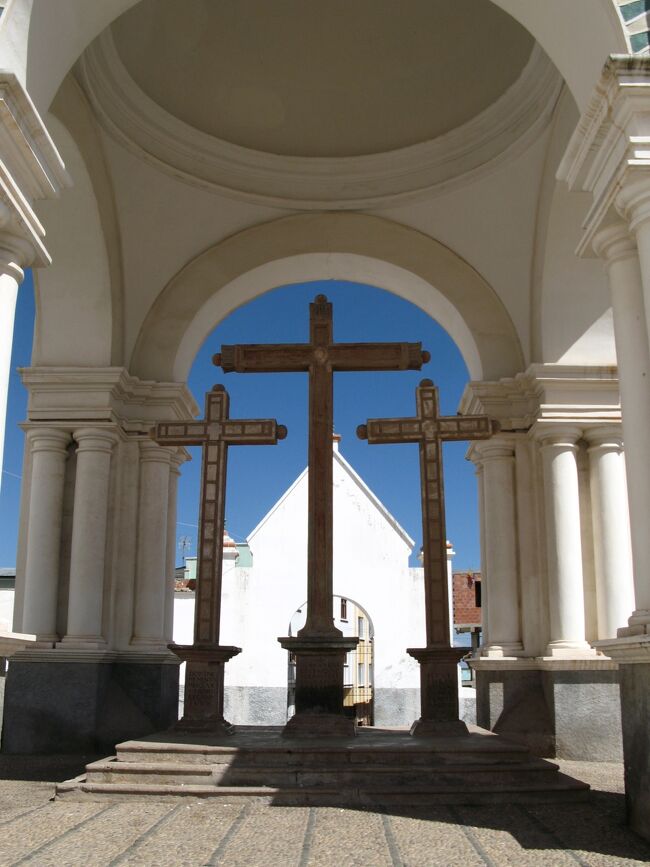 聖地 コパカバーナ <br /><br />標高３８００ｍに位置するチチカカ湖畔の保養地でもあり、またここはマリア様が現れた聖地といわれ、17世紀には教会が建てられ、今も国内外から多くのキリスト教徒が訪れる巡礼地でもあります。