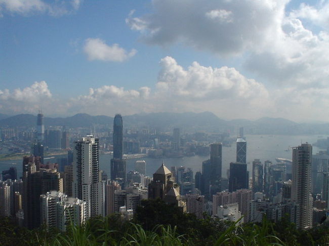 2008/08/07頃、突然思い立って、兄のいる香港へ旅行計画を立てました！<br /><br />WEBで検索して観光＆自由行動のツアーを探しました。<br /><br />2008/08/29　NRT18：45発→HKG着22：25<br />B737-300　2-3-2列のNH911便にて出発しました。<br /><br />8/29<br />当日は雨の中のフライトになりましたが、機長は中々の腕前wwで離着陸をして香港に無事入国しました。<br /><br />香港島や九龍から離れたホテルでしたが、現地時間の夜遅くに、九龍に住んでいる兄がホテルまで来てくれました！<br />久しぶりの対面でした！<br /><br />少し話しをして翌朝の8：00amからの観光に備えて解散しました。<br />（午後観光が終わり次第、仕事帰りの兄と合流する予定となっていました）<br /><br /><br />8/30<br />〜香港市内観光＆ショッピング〜<br />片道ピークトラムにて、ビクトリアピーク（夜のデートコースで100万ドルの夜景の場所です）〜スタンレー〜レパルスベイ〜お決まりの（笑）ショッピング〜DFSで解散。<br />現地時間の15：00頃です。<br />レパルスベイでは、ジャッキー・チェンの自宅（別荘）を見てきました！！<br />赤い屋根の大きな家でした。<br /><br />その後、兄と合流し、新世界中心〜フェリーで香港島（ビジネスビル等が建っている、お金持ちの島）の観光をしました。<br /><br />気が狂いそうな位いの暑さと湿気で体力が奪われていきました（汗）<br />現地が長い兄は、平然としていました（笑）<br />外は湿気＆太陽で暑く、建物の中は異常な位いのクーラーの寒さでした！<br />MTRにてホテルまで送ってもらいました。<br /><br />8/31<br />この日は、完全フリー行動でしたので、兄に観光ガイド付きでの行動となります。<br />ホテルの無料シャトルバスを利用して、朝9時出発。<br />尖沙咀(Tsim Sha Tsui)で降り、近くに住む兄と合流して、フェリーにて、中国・珠海へと向かうことになりました。<br />マークトゥエイン号しか経験のない私ですが、船酔いもせず、1時間のフェリーの旅を楽しみました。<br /><br />珠海では兄の友人と合流し、ランチをしました。<br />（別途、珠海逃避行参照）<br />その後、兄の愉快な友人とお別れし、澳門へ向けてフェリー乗り場へ出発しました。<br /><br />澳門入国後は、世界遺産を堪能しまくりました！！<br />写真も撮り、美味しいジュースも飲み、カジノ見学もしました。<br /><br />現地時間の19時発のフェリーにて香港・九龍地区まで戻りました。<br />九龍公園を抜け、兄の住む家で荷物を引き取り（日本に持って帰るもの）、ネイザンロードを歩き、香港のエスプリで、母と私に洋服を買ってくれ、カフェ（パシフィックコーヒー）で、アイスカフェラテを買い、飲みながらMTRの駅一つ歩き、ホテルまで送ってもらいました。<br /><br />次の日、兄も朝から仕事なのに、MTRで30分もかけて送ってくれ、30分かけて帰っていきました。<br /><br />2008/09/01　HKG9：45発→NRT着15：05<br />B767-300　2-3-2列のNH912便にて帰国しました。<br /><br />以上、三カ国を巡る、激しく疲れる旅でした！！！