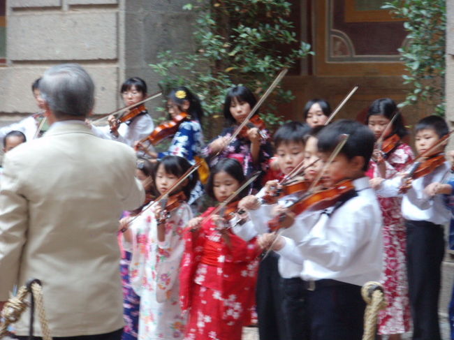 小学２年生の次女がバイオリン演奏旅行に混ぜてもらいました。<br /><br />ローマの観光<br />↓<br />ヴィテルボに移動<br />カプラローラ城のコンサート<br />↓<br />ローマに移動<br />聖マリア教会のコンサート