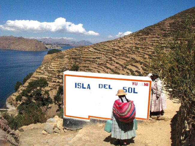 太陽の島<br /><br />チチカカ湖は、ペルー南部とボリビア西部にまたがる湖で、湖面の60%がペルー領で40%がボリビア領である。<br />面積は琵琶湖の約１２倍。また、ボリビア側の領域8000km2がラムサール条約の登録地である。<br />太陽の島はチチカカ湖のボリビア領内にある島で、インカ帝国の発祥の地と信じられている島。<br />面積は約２１キロ?。