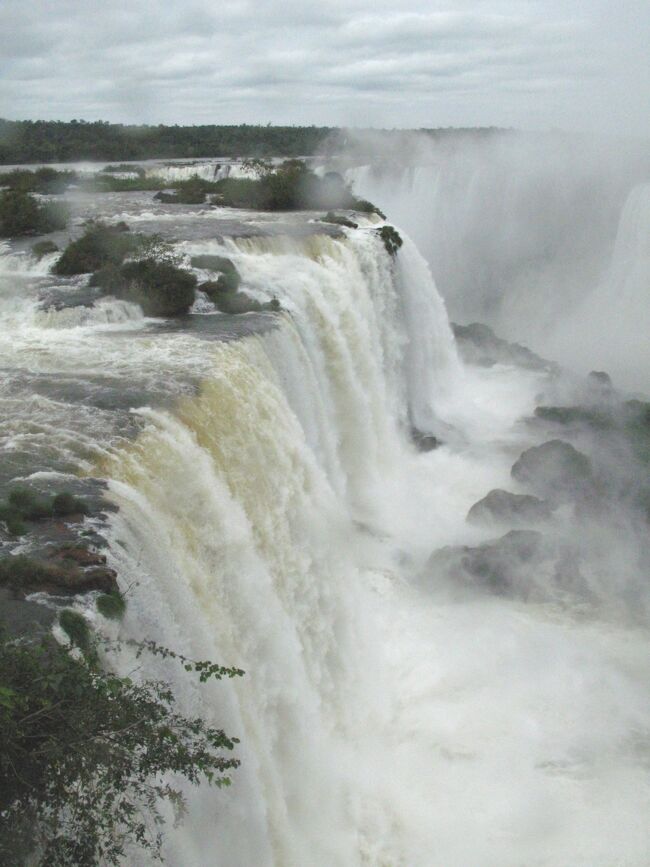 昨日のアルセンチン側に引き続き、ブラジル側からイグアスのパノラマを楽しみます。<br />イグアスには、大小あわせて275の滝からなり、幅2,700m、落差は最大80m。（ナイアガラの滝：幅670 m、落差54m、ヴィクトリアの滝幅は1,700m）滝の幅と水量において世界一の規模を誇る。<br />日本でもっとも広い滝幅を誇るのは鹿児島県の曽木の滝で210m。<br /><br /><br /><br />