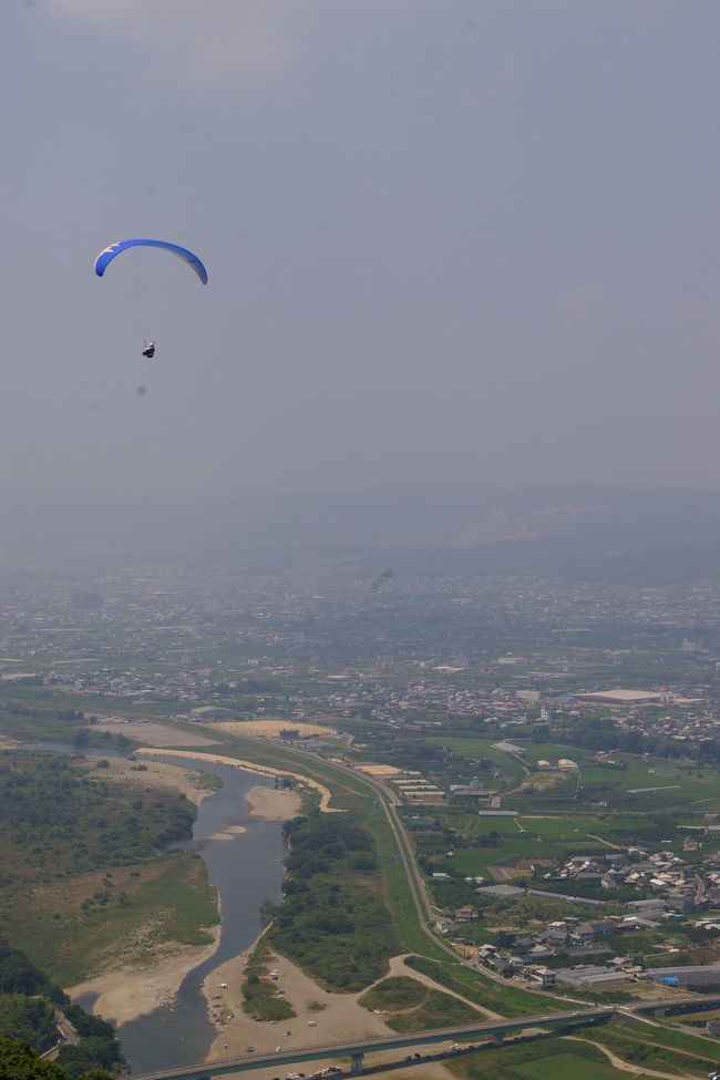 小さい頃から空を飛んでみたいなーと思っていて<br /><br />この夏、ようやく飛びました。<br /><br />パラグライダーで空中散歩　in　和歌山県紀ノ川市<br /><br />Thanks to...<br />UPﾊﾟﾗｸﾞﾗｲﾀﾞｰｽｸｰﾙ　さま