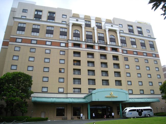 今日の宿泊はホテルオークラ東京ベイ。<br />この週末は悪天候の予報、という事で、<br />１週間くらい前から、どんどんホテルの値段が下がってきていました。<br />お隣のシェラトンでは、土曜１泊朝食つき１部屋１６０００円。<br />コレはオフシーズン並みの料金ですね。<br />かなーり惹かれましたが、シェラトンにはすでに数回宿泊しており、<br />オークラには泊まったことがなかったので、<br />こちらにしてみました。<br /><br />一休com<br />【お得意様限定】レストラン券\5,000分付！デラックス/禁煙/2名<br />１室２７０００円。<br />