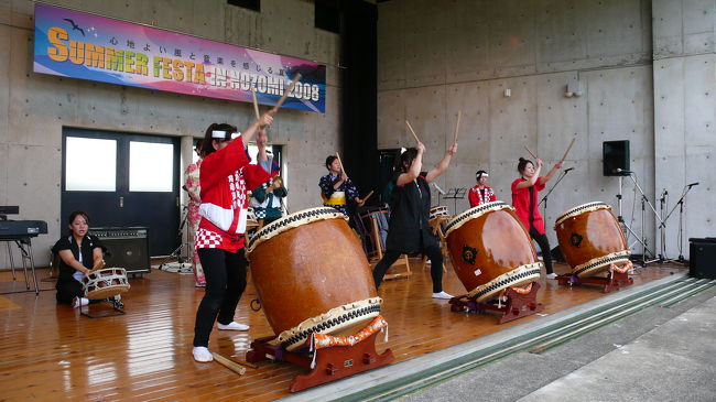 諫早市多良見町のぞみ公園でラストサマーを飾るフェスタが開催された。今年も夕闇迫るのぞみ公園でゲスト５組を向かえ盛大に行われた。<br />友人の計らいで私もタイ雑貨やアジアン服など出店した。<br /><br />続きは明日書きます。