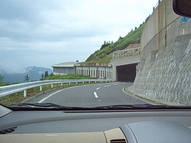 志志賀草津高原ルートの渋峠。<br /><br />国道最高地点の近くということで、標高が高い所を通過します。<br />周りは山また山の絶景の地点。<br />横は絶壁、曲がりくねる道。<br /><br />普段、街しか走らない大納言（主人）<br />景色はいいけど、楽しんではいられない様子でした。<br /><br />渋峠は、トンネルがあるのが印象的でした。<br />ちょうどデジカメで動画を撮ったのでそれをアップしてみます。<br />後で、気付いたのですが、<br />ここって、トンネル抜けたらすぐ、カーブするところなのですね。<br />しかも、前が絶壁で…。<br />