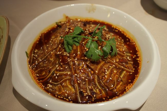 旅の楽しみは何と言ってもその土地の美味しい料理をいただくことですね。<br />中国旅行は美味しくて安い料理が目的の一つでもあります。<br />ではhaichaoluのメインブログでご紹介した、上海料理をいくつか拾ってみましょう。<br /><br />上海の中級以上の店では最初に「冷菜」（前菜）を、次に「熱菜」、最後に「湯」（タン：スープ）や点心（ディエンシン：ご飯類や麺類、シュウマイなど）を注文するのが普通です。<br /><br />先ずは「冷菜」から。これは見るからに辛そうな料理ですが、一体何の料理でしょうか？<br /><br />haichaoluのメインブログ「上海下町写真館２００８」もご覧ください。<br />→http://haichaolu2008.blog71.fc2.com/<br /><br />