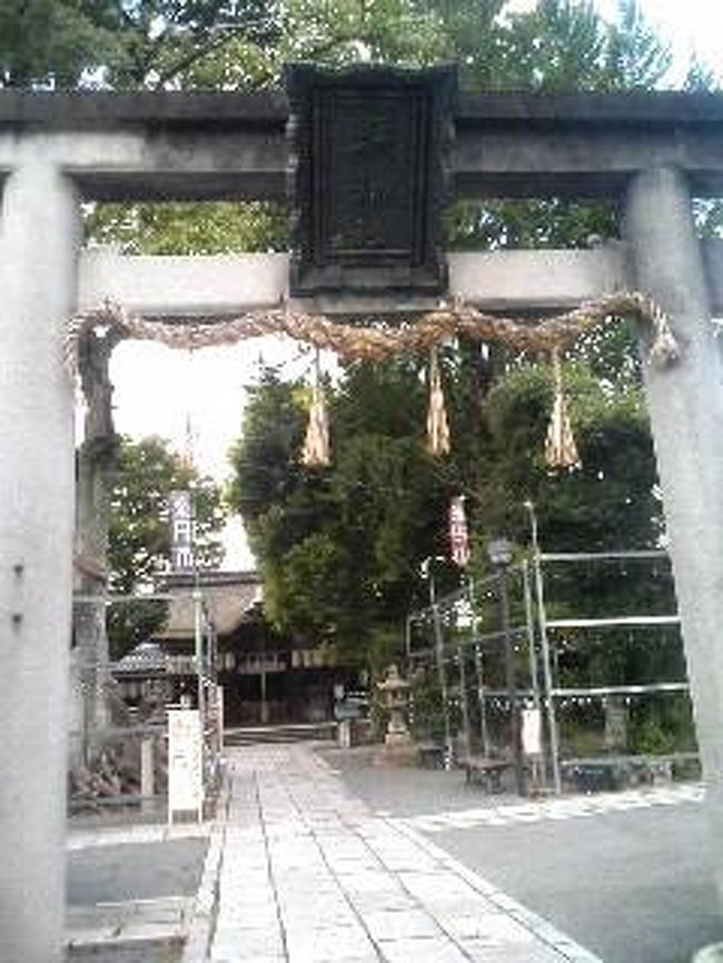 京都の夏は祇園祭ではじまり、五山の送り火で終わる…<br />しかしここ数日、夏の暑さがぶり返してます。<br />ムシムシします。<br /><br />でも暦の上では秋!?<br /><br />今日も所用で宇治にいき、ひとりぶらぶら歩いてきました。<br /><br />JR宇治駅をから、平等院の方向に歩いて、<br />今回は橋姫神社と縣神社へいってきました。<br /><br />実は橋姫神社はその存在を今日はじめて知りました。<br />縣神社へ続く参道に民家とともにひっそりとありました。<br />そして縣神社は、毎年6月にあがた祭りというのが催され、<br />家族とやデートでいったなぁ、なんて懐かしく思いながらお参りしました。<br /><br />京都カップルの定番デートが祇園祭りなら、京都南部に住むカップルの定番はあがた祭りでは??<br /><br />●今回のルート●<br />JR宇治駅→橋姫神社→縣神社→平等院参道→塔の島→宇治橋通り商店街→JR宇治駅<br />