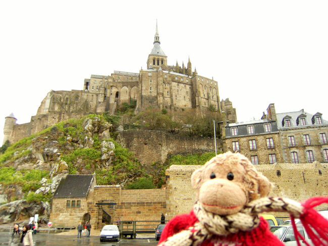 おさる1号と、旦那さんのsggkに連れられて、フランス旅行に行ってきたよ。<br /><br />今日は、待ちに待った”モン・サン・ミシェル”へのバスの旅。<br /><br />生憎お天気には恵まれなかったけれど、<br />途中、リンゴの楽園、カルヴァドスの”シャトー・ブルイユ”<br />https://www.chateau-breuil.com/en/home-3/<br />にも寄れたり、<br />ガイドさんの色んなお話も聞けて、現地の見学時間もいっぱい有って、<br />「たまには日本語ガイドさんツアーもいいね」と思いました。<br /><br />行きで乗り換えや時間を気にせず安心だったし、<br />帰りのバスで旦那さんは爆睡。<br />これもバスツアーならではだったね!