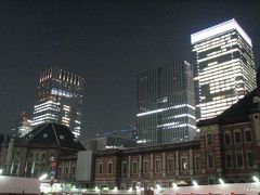 東京駅丸の内側の夜景を眺める