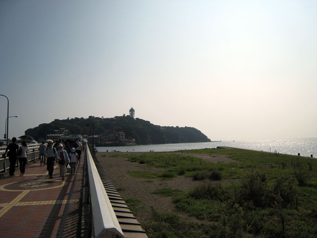 主人と電車でのんびりと、江ノ島に行ってきました。<br /><br />最近は、山ばかりで久々の海だったから楽しみ！！(泳ぐわけではないが。。。)<br /><br />鎌倉でお昼(丼のも)＆かき氷を食べ、さらりと八幡宮を観光。<br />この日は結婚式を挙げている方がいました。外人さんなどは興味津々！！私も気になってたり。。。<br />でも今日は、とっても暑い暑い日で大変そうだったな〜<br />私たちも、暑さにやられていましたが、かき氷で復活！！<br /><br />江ノ電で江ノ島まで、の〜んびり向かう。この、のんびりさがタマラナイ♪さすがに土曜日だから江ノ電は混んでいました。<br /><br />今日のメインは、江ノ島にある”カフェ”です。<br />2人共、大好きなフレンチトーストを求めて。。。<br />店内は、いい感じでカワイイの。場所も最高だし、店員さんも感じが良くて私には完璧！！<br />かなり、やられました。<br />どのくらい居たかな〜あまりにも、居心地が良く、凄く長居してしまいました。<br />癒された、時間になりました。<br /><br />山も良いけど、やっぱり海も良いですね！！<br />海は、何時間でも見ていられる。<br />波の音、潮のにおい、好きです。<br /><br />あーぁ、南国に行きた〜い！！ですね。<br />でも、江ノ島も良かった<br /><br />