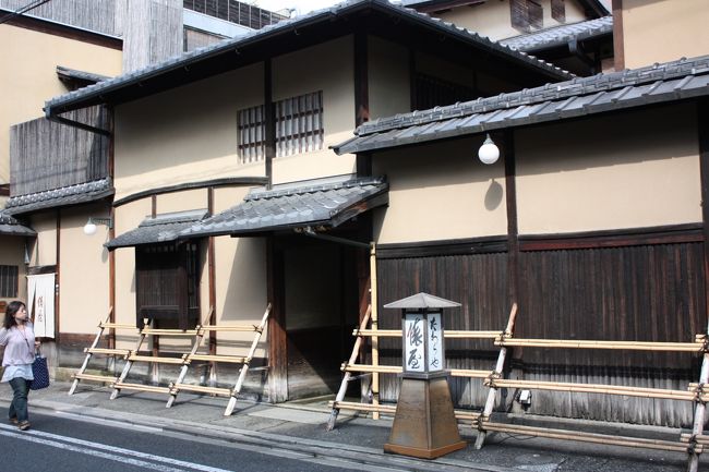 京都の名旅館御三家「俵屋」「柊屋」「炭屋」。<br />中でも俵屋は創業３００年の歴史を持つ最も古い宿ですが、常に新しいことに挑戦する革新性も兼ね備えた、日本屈指の名旅館です。<br /><br />京都の小旅行を続けていますが、宿泊施設にはあまり拘りを持っていませんでした。<br />しかし、今回ひょんなことから私の会社の社長で旅の師匠からこの旅館のことを教えてもらい、たまたま日曜日の宿泊ですが予約も取れたので、一泊させていただきました。<br />