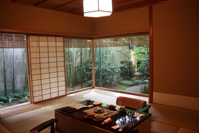 京都で屈指の旅館と評判の高い俵屋旅館。<br /><br />総部屋数１８室。その中から今回は予約時に指定して特別室・暁翠庵（ぎょうすいあん）に泊まりました。<br /><br />基本的に私たちは、どうせ泊まるのなら、その地域で一番の旅館の一番の部屋に泊まりたいと思っています。特別室・貴賓室クラスになると、当然料金は通常の部屋に比べ跳ね上がりますが、たまには贅沢をしても罰は当たらないでしょう。ホテルの最上位スイートに比べたら全然安くてリーズナブルだと思うので。<br /><br />○特別室・暁翠庵<br /><br />通常期の電話予約料金　１泊２食　一人　８４５２５円（込み込み）<br /><br /><br /><br />
