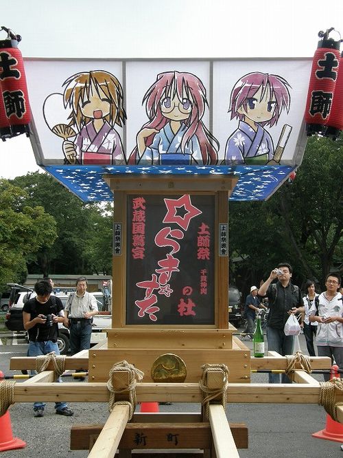 鷲宮神社の伝統祭・千貫神輿にアニメみこしが加わる』幸手・久喜