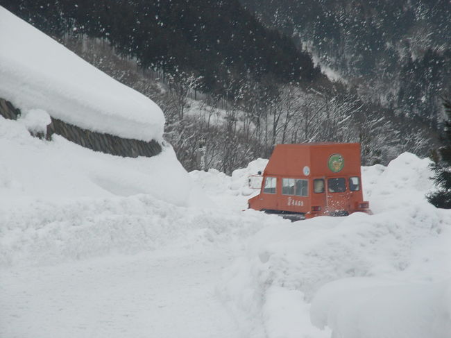 青荷温泉へ行くには、冬場は、道の駅「虹の湖公園」に車を止めるかバスで虹の湖まで向かいましょう。<br /><br />そこから、この雪上車で青荷温泉へ行きます。<br /><br /><br />希望する人がいれば、途中で雪の積もった広場をこの雪上車で駆け巡ることができます。<br /><br />そういえば、ここ青荷へも、すべてのシーズン通ったなぁ。