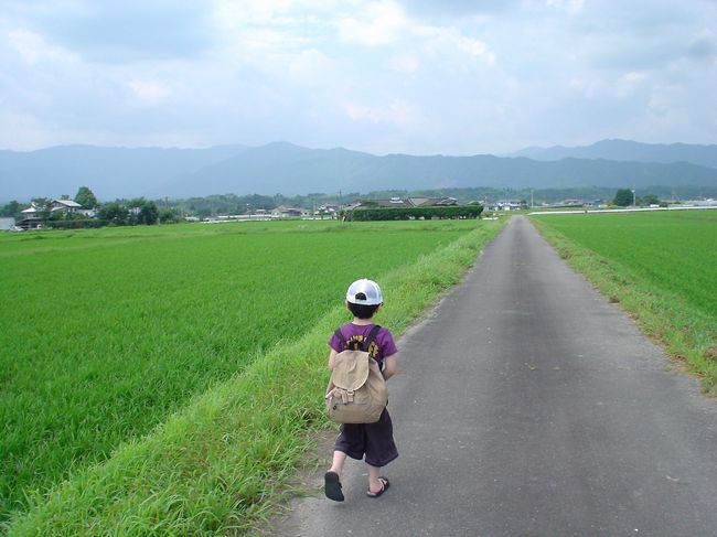 末の息子と二人旅を決行．<br />じいちゃんばあちゃんの所へ，が主目的．<br />おいらの一族は皆九州熊本に在住．<br />亡くなったばかりのじいちゃんに墓参り．<br />亡くなりそうなじいちゃんにひ孫の顔見せ．<br />あとは，俺たち男二人の一足早い夏休み．<br />来年息子は小学校．<br />自由が効くのも今年が最後．<br /><br />ってことで，俺もムリクリ長期休暇設定．<br />仕事？んなもん知らん，皆さん宜スク．<br /><br />飛行機乗って，バス乗って，電車に乗って<br />「じいちゃーん，ばーちゃーん！」<br />と何かのCMばりのノリでいざ九州へ．<br /><br />色んなおじさんおばさん<br />何人もいるじいちゃんばあちゃん<br />息子は覚えてないであろう．<br />めまぐるしい移動宿泊を繰り返しながら<br />たくさんの人に会ってきた．<br /><br />面白かったな，また行こう．<br />ってそんな簡単に行けねぇよ，息子よ．<br />