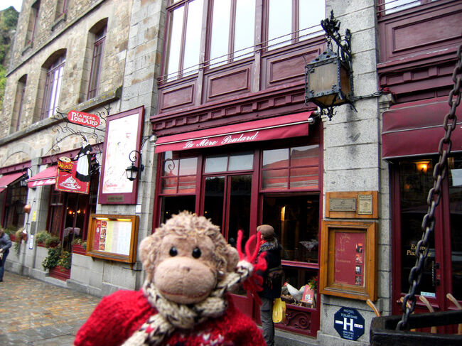 おさる1号と、旦那さんのsggkに連れられて、フランス旅行に行ってきたよ。<br /><br />この旅行記は、”モン サン ミシェルへの”バスツアーのパート2です。<br />到着後、すぐに修道院へ行き、中をゆっくりじっくり堪能しました。<br /><br />パリに戻ってきてからは、<オ シェ ド ラベイ>というカフェ・ビストロで夕ご飯。<br />お料理も美味しかったし、お店の人も優しくて、凄く充実の1日になりました。