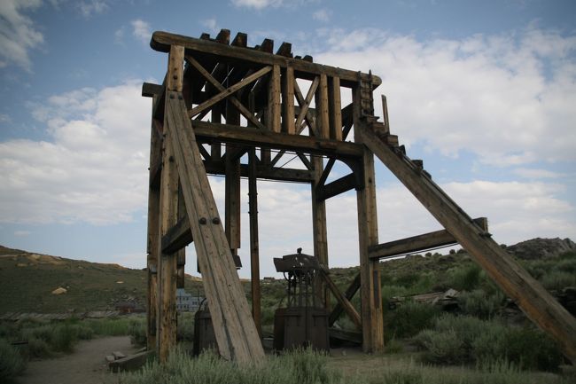 「BODIE HISTORICAL PARK」或いは「BODIE STATE HISTORIC PARK」１880年代にゴールドラッシュで賑わった街がそのまま残っています。ヨセミテ国立公園の北東、シエラネバダ山脈の東側です。国道３９５から東へ１３マイル約２１ｋｍ、標高２４００ｍの高地にあります。教会、酒場、学校、葬儀屋、消防署、日用雑貨店、ビリヤードバー、お墓もあります。ひとつの街がゴーストタウンになりました。映画のセットのようです。今にも人々が現れてきそうでした。カーテンは色あせて、壁紙ははがれ、ソファもぼろぼろ、捨てられた大きな歯車、赤錆（あかさび）になった機械類、映画「天空の城ラピュタ」の鉱山が出てくる、冒頭の部分のようです。